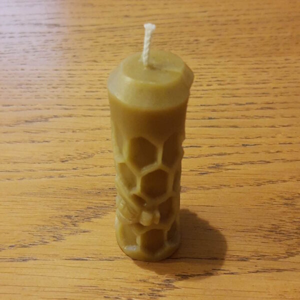 Świeca z motywem plastra pszczelego